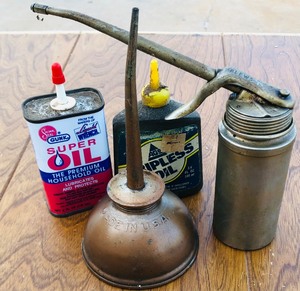 lot 286 image: 1 VINTAGE EAGLE BRASS OIL CAN  1 VINTAGE PLEWS OIL CAN w2 BOTTLES OF OIL
