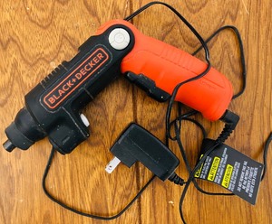 lot 283 image: HEAVY DUTY BLACK &amp DECKER CORDLESS SCREWDRIVER wLED LIGHT MODEL BDCSFL20 TYPE 2