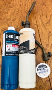 lot 248 image: 2 BERNZ OMANC SOLDERIN UTILITY TORCHES w2 PROPANE BOTTLES &amp ACCESSORIES&nbsp
