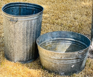 lot 370 image: VINTAGE METAL WASHTUB & METAL TRASHCAN