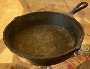 lot 371 image: LODGE 5SK CAST IRON SKILLET 8