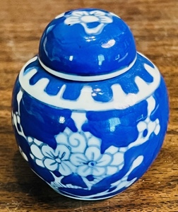 lot 381 image: VINTAGE CHINESE URN 3