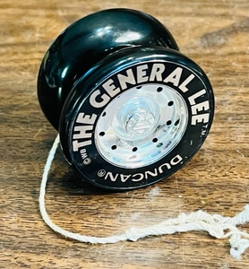 lot 383 image: VINTAGE 1981 DUNCAN DUKES OF HAZZARD GENERAL LEE WHEEL YO-YO