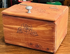lot 389 image: HAND-CRAFTED WHAT-NOT BOX wCONTENTS 11x 9x 7