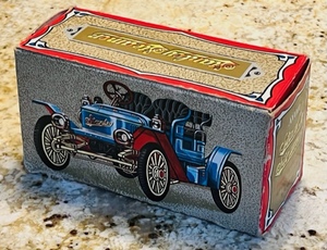 lot 292 image: VINTAGE AVON STANLEY STREAMER WILD COUNTRY COLOGNE 5oz COLLECTIBLE wORIGINAL BOX