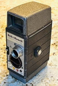 lot 114 image: BELL &amp HOWELL TWO-FIFTY-TWO VINTAGE 8mm FILM MOVIE CAMERA