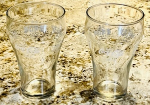 lot 118 image: SET OF 2 VINTAGE 5 COCA-COLA GLASS wCOCA-COLA in ENGLISHJAPANESEHEBREWCHINESEARABIC
