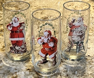 lot 121 image: VINTAGE COMPLETE SET OF 3 SANTA COCA-COLA GLASSES
