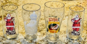 lot 122 image: 4 VINTAGE COCA-COLA SANTA GLASSES