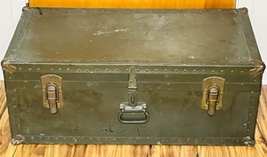 lot 12 image: VINTAGE 22x 16x 12.5 TRUNK FULL OF TEDDY BEARS OF UNKNOWN VINTAGE