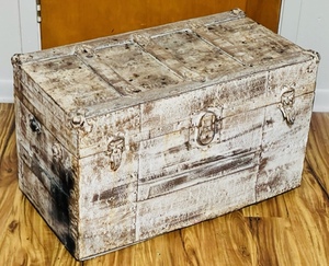 lot 15 image: 25x 14.5x 18 ANTIQUE FLAT-TOP STEAMER TRUNK