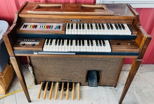 lot 280 image: Vintage Baldwin Funster Electric Organ- Powers Up and Plays