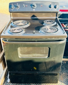 lot 26 image: Black GE Model J BS07 M1BB 4 Burner Electric Stove