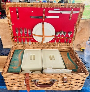 lot 44 image: Vintage 20x13x6 Wicker Picnic Basket Set- Made in England