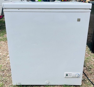 lot 47 image: GE Model FCM5SUBWW Free-Standing Freezer