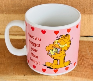 lot 92 image: 1984 Enesco Garfield Have You Hugged Your Mom Today Ceramic Mug