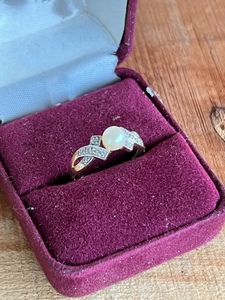 lot 4 image: Beautiful 10k Gold Pearl Ring