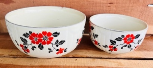 lot 132 image: Vintage Halls Superior Quality Kitchenware 8in. &amp 6in. Serving Bowls