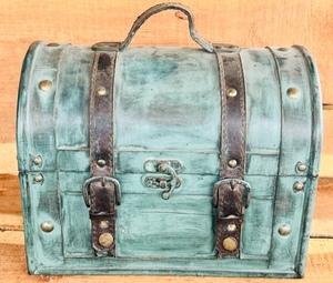 lot 142 image: Antique Look Hobby Lobby Small Trunk 11 12x9x8