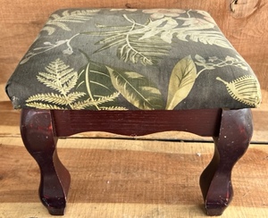 lot 208 image: Vintage 12x12x9 12 Foot Stool