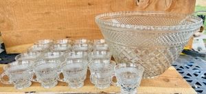 lot 239 image: Anchor Hocking Wexford 13 34in. Punch Bowl W 17 Cups