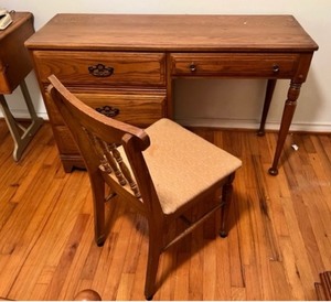lot 249 image: Vintage Small Oak Desk WChair