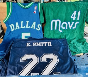 lot 260 image: Emmitt Smith &amp Jason Kidd Medium Jerseys w Small Dirk Nowitski Tee Shirt
