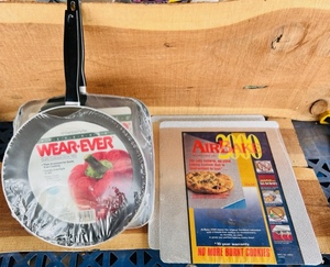 lot 270 image: Wear-Ever Set W10 Chef-Style Fry Pan and 10 12 Square Griddle &amp Two AirBake 2000 12x14 No Stick Insulated Cookie Sheets