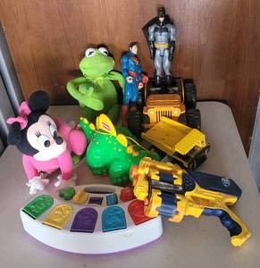 lot 8 image: LOT OF ASSORTED TOYS AS SHOWN.