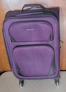 lot 9 image: U.S. TRAVELER SPINNER LUGGAGE WITH TELESCOPING HANDLE AS SHOWN.