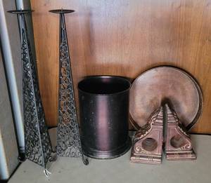 lot 17 image: LOT OF HOME DECOR AS SHOWN.