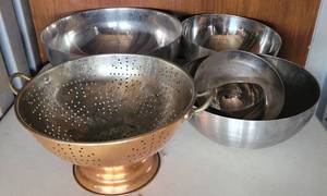 lot 18 image: MIXING BOWLS AND COLANDER AS SHOWN.