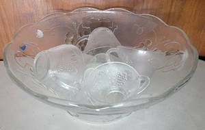lot 20 image: GLASS PUNCH BOWL WITH CUPS AS SHOWN.