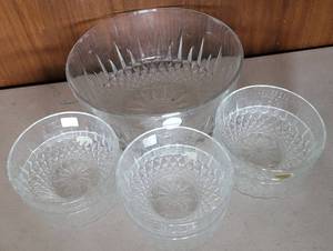 lot 43 image: SET OF GLASS SERVING DISHES AS SHOWN.