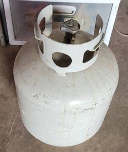 lot 94 image: PROPANE CYLINDER TANK AS SHOWN. APPEARS TO BE PARTIALLY FULL.
