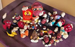 lot 106 image: CALIFORNIA RAISINS COLLECTIBLES AS SHOWN.
