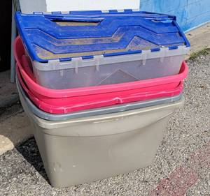 lot 142 image: LOT OF PLASTIC CONTAINERS AS SHOWN.