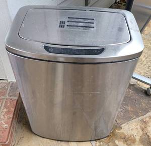lot 69 image: BATTERY OPERATED TRASH CAN AS SHOWN. NEEDS BATTERIES.