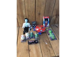 lot 32 image: Novelty Horror Toys - Ultra Seven - Space Invasion Handheld Atari