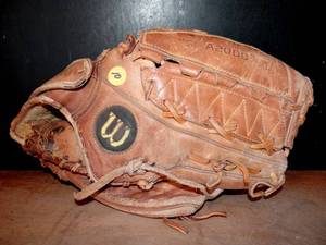 lot 10 image: VINTAGE WILSON BASEBALL GLOVE - RIGHT HAND THROW