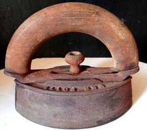 lot 29 image: ANTIQUE SAD IRON IN VG CONDITION - HEAVY CAST