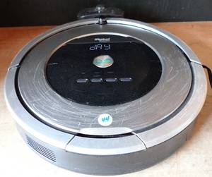 lot 44 image: iRobot Roomba 860 Vacuum Cleaning Robot - POWER TESTED GOOD - CLEAN UNIT (SOME SCRATCHES ON TOP)