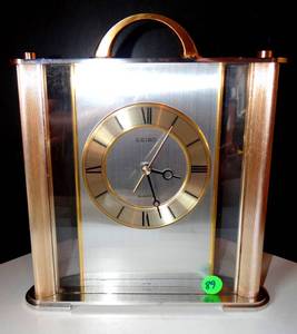 lot 89 image: BEAUTIFUL SEIKO GOLD & SILVER TONED BATTERY POWERED CLOCK - TESTEDWORKS $$