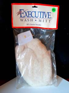 lot 102 image: BIG HORN 100% SHEEP SKIN THE EXECUTIVE WASH MITT - NIP