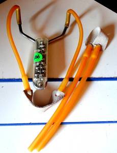 lot 106 image: COOL HAND HELD SLING SHOT WITH 2 POWER BANDS & STEEL BBs