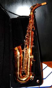 lot 114 image: VERY NICE SAXAPHONE IN HARD CASE AS SHOWN