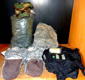 lot 119 image: MILTARY GRADE PACK WITH EXTREME COLD MITTENS, CAMO HAT, CASUALTY BLANKET & LARGE NETTING