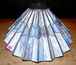 lot 123 image: HAND MADE TIFFANY STYLE STAIN GLASS LIGHT SHADE