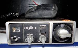 lot 130 image: VINTAGE HY-GAIN II 23 CHANNEL CB RADIO WITH MICROPHONE