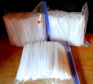 lot 144 image: LARGE LOT OF PLASTIC KNIFE UTENSILS